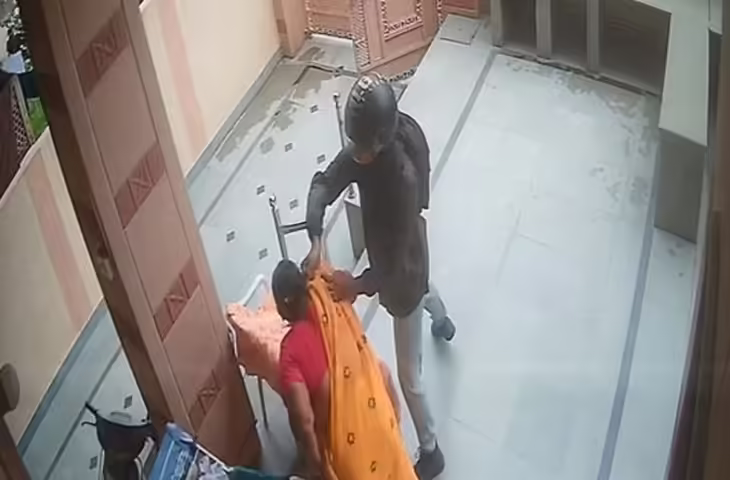 ट्रांसपोर्ट नगर थाना क्षेत्र में बुजुर्ग महिला से चेन लूट की वारदात, सीसीटीवी में कैद