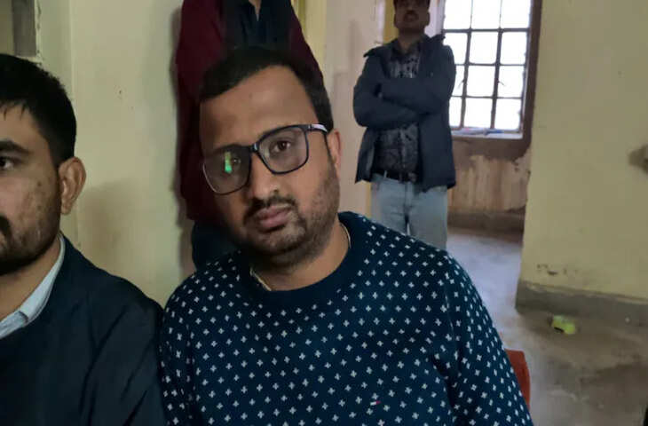 एंटी-करप्शन ब्यूरो (ACB) ने राजस्थान के जैसलमेर में करप्शन के खिलाफ बड़ी कार्रवाई की है। RIICO ऑफिस के एक सेक्शन ऑफिसर को ₹30,000 की रिश्वत लेते रंगे हाथों पकड़ा गया। ACB जोधपुर सिटी टीम ने उसे गिरफ्तार कर लिया। सेक्शन ऑफिसर को RIICO के सीनियर रीजनल मैनेजर से प्लॉट ठीक होने के बाद काम शुरू करने की इजाज़त देने के बदले में रिश्वत लेते हुए गिरफ्तार किया गया।  2024 में प्लॉट कैंसिल किया गया ACB के डायरेक्टर जनरल गोविंद गुप्ता ने बताया कि शिकायत मिली थी कि RIICO के सीनियर मैनेजर और जैसलमेर के सेक्शन ऑफिसर भवानी शंकर स्वामी ने शिकायत करने वाली की भाभी के नाम पर किशनघाट इंडस्ट्रियल एरिया में एक प्लॉट 2024 में कैंसिल कर दिया था।  पीड़िता के अपील करने और RIICO द्वारा प्लॉट ठीक किए जाने के बाद, अब प्लॉट पर काम फिर से शुरू करने और डॉक्यूमेंट्स ऑनलाइन प्रोसेस करने के लिए ₹30,000 की रिश्वत मांगकर उसे परेशान किया जा रहा है। रिश्वत की शिकायत मिलने के बाद, ACB ने शिकायत को वेरिफाई किया।  RIICO ऑफिस से सीनियर रीजनल मैनेजर गिरफ्तार इसके बाद, एक ट्रैप ऑपरेशन के दौरान सेक्शन ऑफिसर भवानी शंकर स्वामी को ₹30,000 की रिश्वत लेते हुए रंगे हाथों पकड़ा गया। ACB ने बताया कि सेक्शन ऑफिसर शंकर स्वामी को जैसलमेर में सीनियर रीजनल मैनेजर के RIICO ऑफिस से पकड़ा गया।