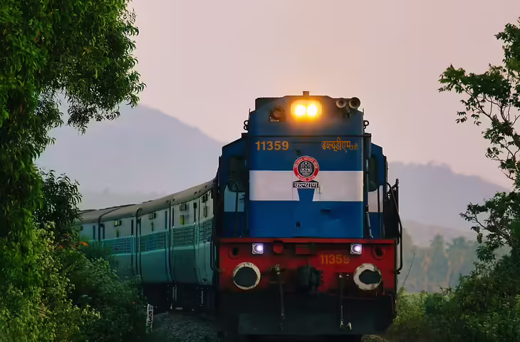 रेल यात्रियों के लिए बड़ा झटका:&nbsp;टिकट रिफंड नियमों में बड़ा बदलाव, 8 घंटे पहले रद्द नहीं करने पर नहीं मिलेगा रिफंड&nbsp;