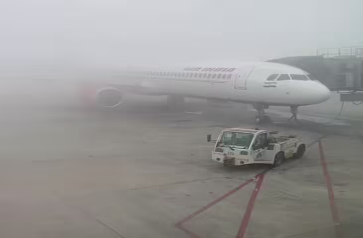 Delhi-NCR Fog Alert: घने कोहरे से जनजीवन अस्त-व्यस्त! उड़ानें और ट्रेनें लेट; IGI एयरपोर्ट ने यात्रियों के लिए जारी की&nbsp;एडवाइजरी