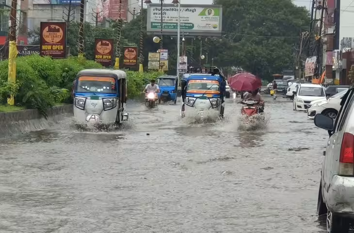 UP Weather Update: बरेली में बारिश ने तोड़ा रिकॉर्ड, 381.1 मिमी वर्षा दर्ज; शाहजहांपुर में भी भारी बारिश से हालात बिगड़े