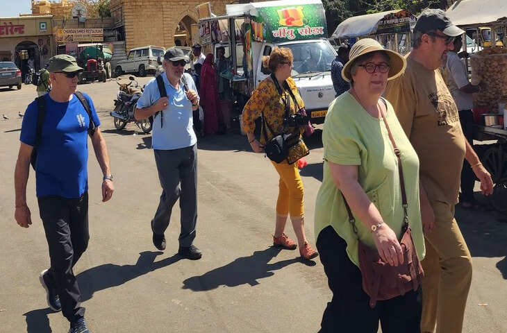 स्वर्णनगरी में मौसम के बदले रंग, दिन का तापमान घटा तो रात का पारा 23.2 डिग्री तक पहुंचा