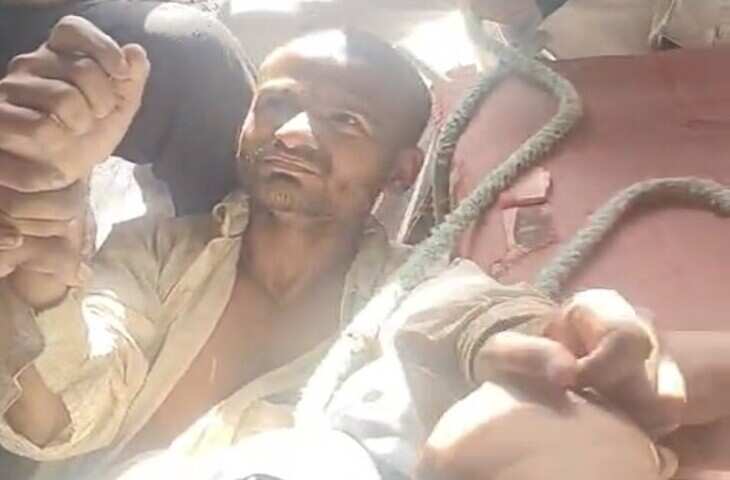 चोरी पकड़ी तो ग्रामीणों ने कानून हाथ में लिया? युवक की बेरहमी से पिटाई का Video वायरल
