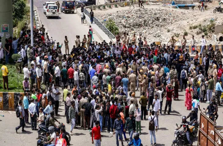 नोएडा- फैक्ट्री कर्मचारियों का प्रदर्शन, 10 गाड़ियों में आग-तोड़फोड़:पुलिस की गाड़ी पलटी, पथराव; आंसू गैस के गोले दागे