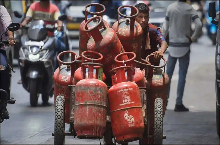 LPG Cylinder New Rate: कल से महंगा होगा गैस सिलेंडर, जानें किन ग्राहकों को चुकाने पड़ेंगे ₹300 एक्स्ट्रा