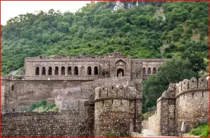 भानगढ़ किले की रहस्यमयी कहानी: तांत्रिक की सनक और श्राप ने उजाड़ दिया पूरा शहर! आज भी क्यों कहलाता है भूतों का गढ़?