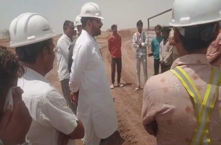 गिरल लिग्नाइट माइंस धरने को मिला राजनीतिक समर्थन, विधायक रविंद्र सिंह भाटी पहुंचे स्थल पर