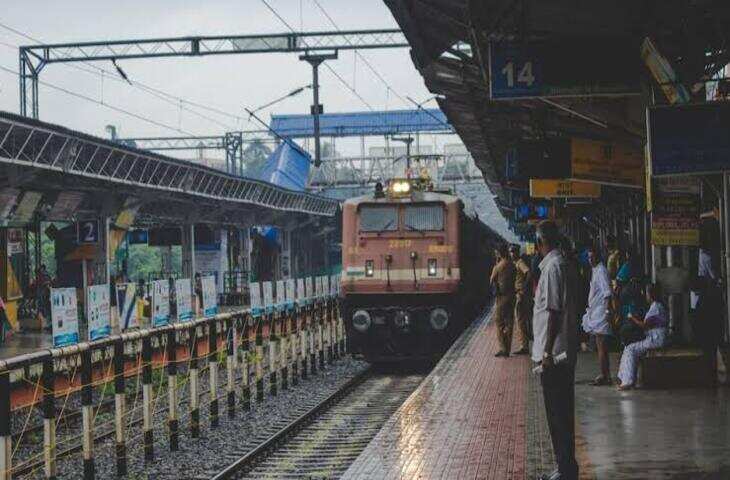 ट्रेन यात्रियों के लिए खुशखबरी, रेलवे टिकट बुकिंग पर दे रहा छूट का फायदा, जानें कैसे मिलेगा सस्ता टिकट