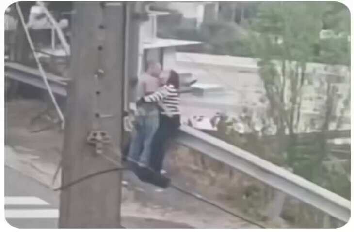 मोहब्बत का ऐसा खतरनाक नजाम नहीं देखा होगा!&nbsp;रोमांस के चक्कर में खाई में गिरा कपल, वायरल Video&nbsp;देखकर रूह भी कांप उठेगी