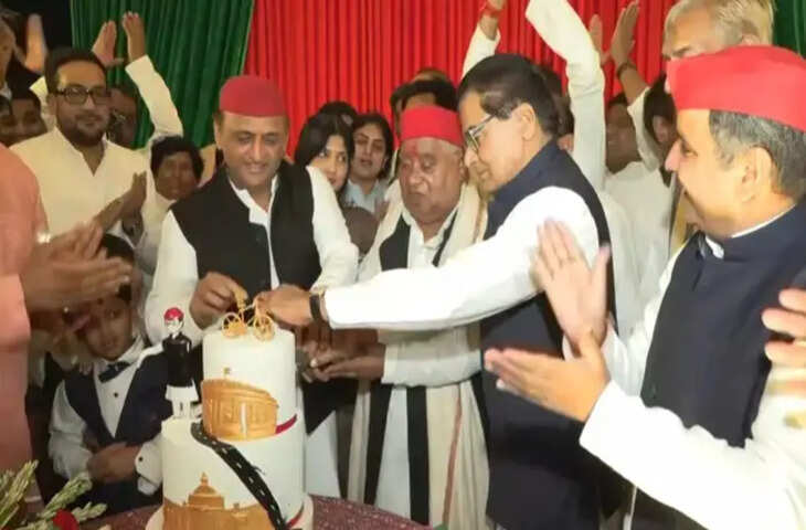 दिल्ली में सपा अध्यक्ष अखिलेश यादव ने अयोध्या सांसद अवधेश प्रसाद का जन्मदिन मनाया, डिंपल यादव और कई नेता रहे मौजूद