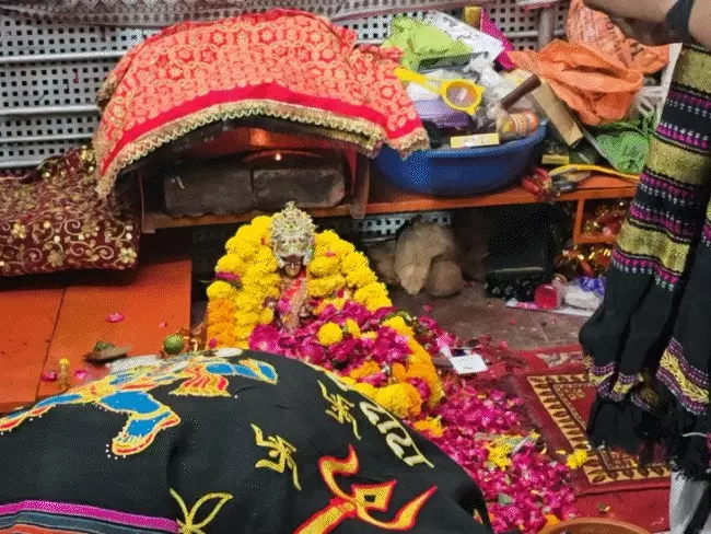 पेड़ से फोटो लटकाया तो होगा दुश्मन का अंत!:सती माता मंदिर में सास-बहू के झगड़े, एक्स्ट्रा मैरिटल अफेयर जैसे विवादों से निपटने शत्रुनाश साधना
