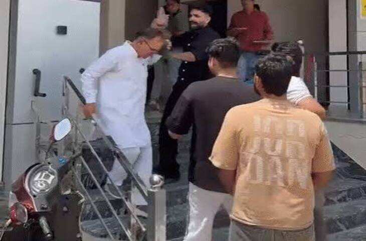 बीकानेर में कांग्रेस जिला अध्यक्ष पर हमला, वीडियो में देंखे टिकट नहीं मिलने से नाराज कार्यकर्ताओं पर मारपीट का आरोप