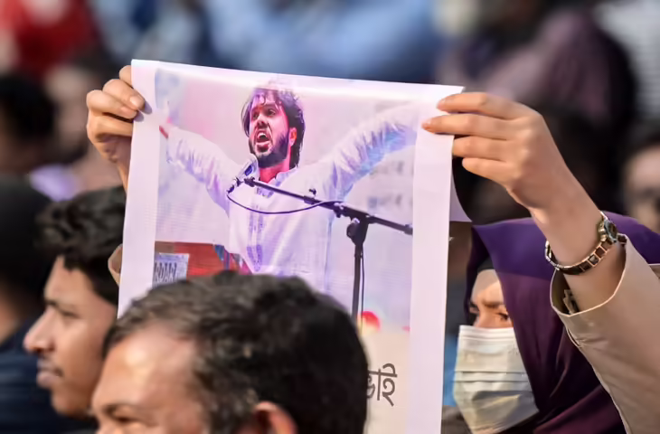 हादी के शव को देखने सिंगापुर में जमा हुआ बांग्लादेशी छात्रों का हुजूम, भारी हिंसा का शिकार हुआ पत्रकार&nbsp;