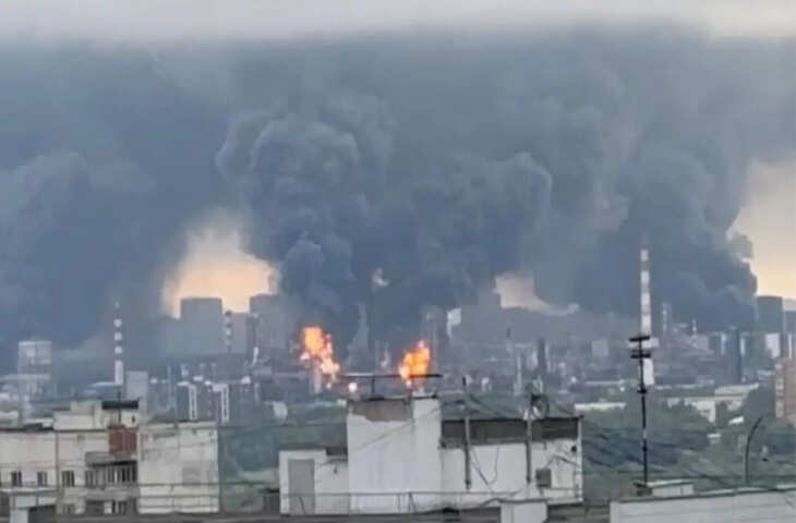 यूक्रेन का रूस पर बड़ा ड्रोन हमला, मॉस्को रिफाइनरी में लगी आग, आसमान में काले धुएं का विशाल बादल, देखे वीडियो&nbsp;