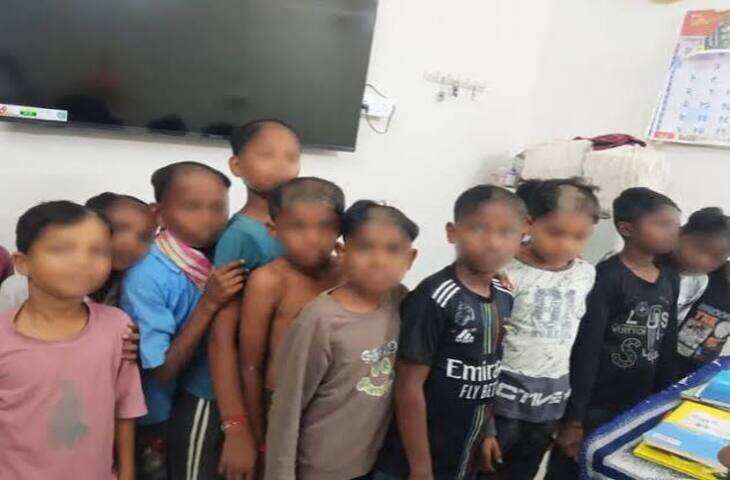 महाराष्ट्र में 82 छात्रों के आधे बाल कटवाए, फुटेज में देंखे खेल रहे बच्चों से नाराज था स्कूल सुपरिटेंडेंट