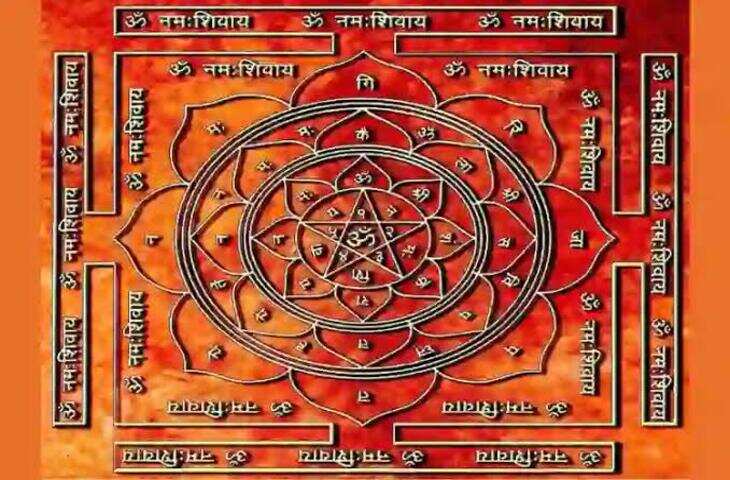महामृत्युंजय मंत्र को सनातन धर्म के सबसे शक्तिशाली और पवित्र मंत्रों में से एक माना जाता है। भगवान शिव को समर्पित इस मंत्र का जाप विशेष रूप से आरोग्य, मानसिक शांति और सकारात्मक ऊर्जा के लिए किया जाता है। धार्मिक मान्यताओं के अनुसार, महामृत्युंजय मंत्र का 108 बार जाप करने से साधक को आध्यात्मिक लाभ मिलता है और भगवान शिव की कृपा प्राप्त होती है।  महामृत्युंजय मंत्र है- ॐ त्र्यम्बकं यजामहे सुगन्धिं पुष्टिवर्धनम्। उर्वारुकमिव बन्धनान् मृत्योर्मुक्षीय मामृतात्॥  108 बार जाप का क्या है महत्व  हिंदू धर्म में 108 संख्या को विशेष आध्यात्मिक महत्व प्राप्त है। इसी कारण पूजा-पाठ और मंत्र जाप में 108 मनकों वाली माला का इस्तेमाल किया जाता है। मान्यता है कि महामृत्युंजय मंत्र का 108 बार जाप करने से मन एकाग्र होता है और साधक का ध्यान भगवान शिव में केंद्रित होता है।  धार्मिक विश्वास के अनुसार, नियमित रूप से इस मंत्र का जाप करने से भय और नकारात्मक विचारों से मुक्ति पाने में सहायता मिलती है। कई लोग कठिन परिस्थितियों, बीमारी या मानसिक तनाव के समय भी भगवान शिव का स्मरण करते हुए इस मंत्र का जाप करते हैं।  महामृत्युंजय मंत्र का धार्मिक महत्व  महामृत्युंजय मंत्र को भगवान शिव के त्र्यंबक स्वरूप की आराधना से जोड़ा जाता है। मंत्र में भगवान शिव से मृत्यु के बंधन से मुक्ति और अमृतत्व की कामना की गई है। धार्मिक ग्रंथों और परंपराओं में इसे संकट और भय के समय शिव उपासना का महत्वपूर्ण मंत्र माना गया है।  ऐसी मान्यता है कि श्रद्धा और नियमपूर्वक मंत्र जाप करने से घर में सकारात्मक वातावरण बनता है और मन को शांति मिलती है। हालांकि, मंत्र जाप को आध्यात्मिक और धार्मिक साधना के रूप में ही देखना चाहिए।  कैसे करें महामृत्युंजय मंत्र का जाप  महामृत्युंजय मंत्र का जाप सुबह स्नान के बाद स्वच्छ स्थान पर बैठकर किया जा सकता है। भगवान शिव का ध्यान करके दीपक जलाएं और श्रद्धापूर्वक मंत्र का जाप करें। 108 बार जाप के लिए रुद्राक्ष की माला का प्रयोग करना धार्मिक परंपरा में विशेष माना जाता है।  जाप करते समय उच्चारण स्पष्ट रखने और मन को शांत रखने का प्रयास करें। यदि संभव हो तो शिवलिंग के सामने बैठकर या भगवान शिव का ध्यान करते हुए मंत्र का जाप किया जा सकता है।  सुनें और जाप करें  यदि आप नियमित रूप से महामृत्युंजय मंत्र का जाप करना चाहते हैं तो शांत वातावरण में इसका पाठ सुनते हुए साथ-साथ जाप कर सकते हैं। श्रद्धा, विश्वास और एकाग्रता के साथ किया गया मंत्र जाप आध्यात्मिक साधना का महत्वपूर्ण हिस्सा माना जाता है। धार्मिक मान्यताओं के अनुसार, भगवान शिव का स्मरण करने से साधक को आत्मिक शांति और सकारात्मक ऊर्जा का अनुभव हो सकता है।