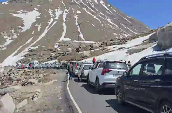 हिमाचल से उत्तराखंड तक ट्रैफिक का कहर! 50 किमी जाने में लग रहे 8 घंटे, सड़कों पर फंसे सैंकड़ों वाहन&nbsp;