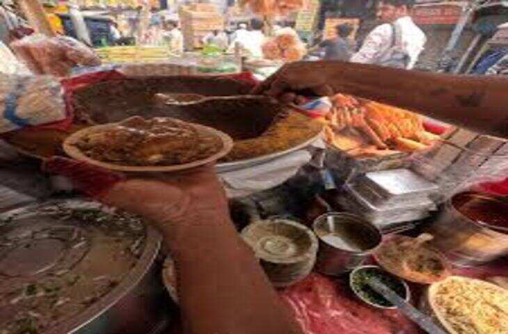स्ट्रीट फूड का जादू: स्वाद के लिए स्वास्थ्य को भी कर देते हैं ताख पर