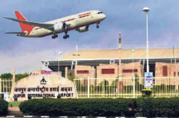 त्योहारी सीजन में हवाई सफर करने वाले यात्रियों को इस बार अपनी जेब ज्यादा ढीली करनी पड़ सकती है। नवरात्रि से लेकर दीपावली तक हवाई टिकटों की कीमतों में बढ़ोतरी देखने को मिल रही है। यात्रियों की बढ़ती मांग का असर जयपुर से दूसरे प्रमुख शहरों के लिए संचालित उड़ानों के किराए पर साफ नजर आ रहा है। वहीं दीपावली पर दूसरे शहरों से जयपुर लौटने वाले यात्रियों का यात्रा बजट भी बढ़ गया है।  कई रूट पर 20 हजार से ज्यादा किराया  त्योहारों के दौरान हवाई यात्रा की मांग बढ़ने के कारण कई रूट पर टिकट की कीमत 20 हजार रुपये से अधिक पहुंच गई है। जयपुर से अहमदाबाद और कोलकाता जाने वाले यात्रियों को सामान्य दिनों की तुलना में ज्यादा किराया चुकाना पड़ सकता है। खास बात यह है कि एक ही रूट पर अलग-अलग फ्लाइट्स के किराए में भी बड़ा अंतर देखने को मिल रहा है।  यात्रियों के लिए परेशानी इसलिए भी बढ़ रही है क्योंकि त्योहारों के दौरान यात्रा की तारीख बदलने पर किराए में काफी अंतर आ जाता है। कुछ तारीखों पर टिकट अपेक्षाकृत कम कीमत में उपलब्ध हैं, जबकि पीक डिमांड वाली तारीखों पर किराया कई गुना तक बढ़ जाता है।  धनतेरस पर बेंगलुरु से जयपुर का किराया 27 हजार तक  दीपावली से पहले धनतेरस के आसपास बेंगलुरु से जयपुर आने वाले यात्रियों को सबसे ज्यादा किराया चुकाना पड़ सकता है। इस दौरान कुछ फ्लाइट्स में टिकट की कीमत करीब 27 हजार रुपये तक पहुंचने की स्थिति सामने आई है। ऐसे में दूसरे शहरों में रहने वाले लोगों के लिए दीपावली पर जयपुर लौटना इस बार महंगा पड़ सकता है।  त्योहारों के दौरान घर लौटने वाले यात्रियों की संख्या बढ़ने से एयरलाइंस की सीटों की मांग भी बढ़ जाती है। जैसे-जैसे फ्लाइट में सीटें कम होती जाती हैं, उपलब्ध टिकटों के किराए में भी बदलाव देखने को मिलता है।  जयपुर-अहमदाबाद रूट पर भी किराए में अंतर  जयपुर-अहमदाबाद रूट पर इंडिगो की चार फ्लाइट्स उपलब्ध हैं। इसके बावजूद एक ही रूट पर अलग-अलग उड़ानों के टिकट किराए में काफी अंतर देखने को मिल रहा है। यात्रा का समय, फ्लाइट में उपलब्ध सीटें और बुकिंग की तारीख जैसे कई कारण टिकट की कीमत को प्रभावित कर रहे हैं।  यात्रियों के लिए सबसे बड़ा फर्क यात्रा की तारीख में बदलाव से पड़ रहा है। यदि यात्री पीक डिमांड वाले दिन के बजाय एक-दो दिन पहले या बाद की फ्लाइट चुनते हैं तो टिकट की कीमत में अंतर हो सकता है।  एडवांस बुकिंग से मिल सकती है राहत  त्योहारी सीजन में हवाई यात्रा की योजना बना रहे यात्रियों के लिए पहले से टिकट बुक करना महत्वपूर्ण हो सकता है। अंतिम समय में सीटों की उपलब्धता कम होने पर किराया बढ़ सकता है। ऐसे में यात्री अलग-अलग तारीखों और फ्लाइट्स के किराए की तुलना करके अपने बजट के अनुसार यात्रा की योजना बना सकते हैं।  नवरात्रि, धनतेरस और दीपावली के आसपास हवाई यात्रा की मांग बढ़ने के कारण आने वाले दिनों में भी किराए में उतार-चढ़ाव देखने को मिल सकता है। इसलिए त्योहार पर हवाई सफर की तैयारी कर रहे यात्रियों को टिकट बुक करने से पहले अलग-अलग फ्लाइट और तारीखों का किराया जरूर जांचना होगा।