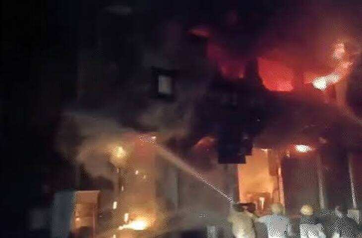 विद्याधर नगर में साड़ी की दुकान में भीषण आग, एक्सक्लुसिव्व फुटेज में देंखे 2 किमी दूर तक दिखा धुआं; सात दमकलों ने 5 घंटे में पाया काबू