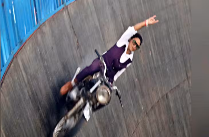 मौत के कुएं में बाइक चला रही थी मैडम, ₹500 देखते ही बिगड़ा बैलेंस और हो गया दर्दनाक हादसा