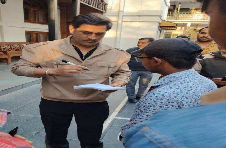 मसूरी की वादियों में दिखे महेंद्र सिंह धोनी, वीडियो में देंखे फैंस ने होटल के बाहर लगा दी भीड़