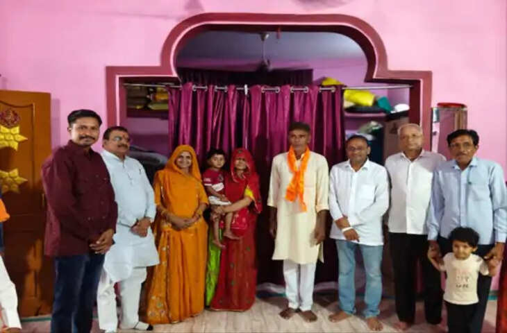 खिलाड़ी अदिति के घर पहुंचे सांसद और विधायक, परिजनों का किया सम्मान