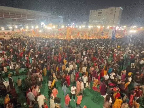 राजस्थान के सबसे बड़े गरबा महोत्सव में भव्य आतिशबाजी, सिर पर राधा-कृष्ण का मंदिर लेकर पहुंची महिला