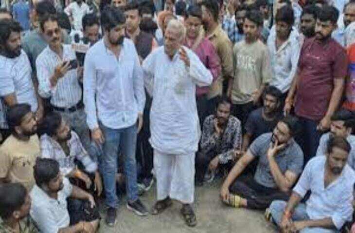 दमोह में गोवंश के अवशेष मिलने पर विरोध, हिंदू संगठनों ने बाजार कराया बंद; सड़क पर किया हनुमान चालीसा का पाठ
