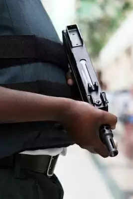 UP जिले में दुर्घटनावश बैंक गार्ड की बंदूक से गोली चली, 6 लोग घायल