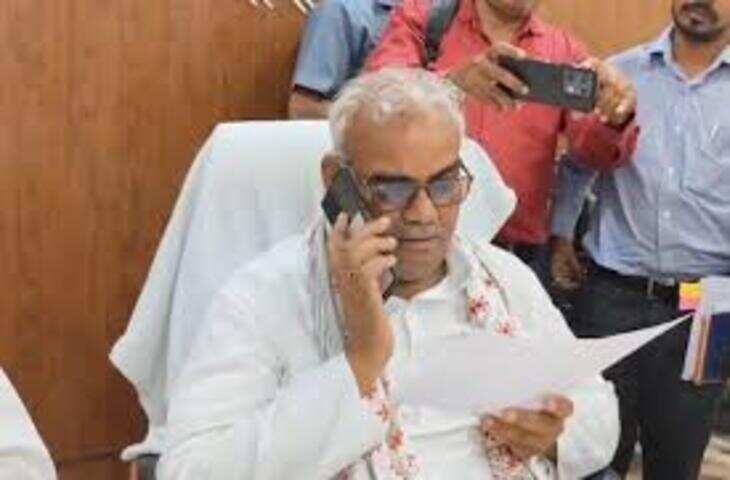 शिक्षा मंत्री ने 12वीं के टॉपर्स को फोन कर दी बधाई, वीडियो में देखें साइंस की टॉपर से पूछा- पॉइंट 02 नंबर कहां रह गए?