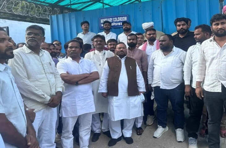 अयोध्या बम-गोलीकांड में बेटे के बाद मां की भी मौत, शव सड़क पर रखकर प्रदर्शन; स्वामी प्रसाद मौर्य पहुंचे