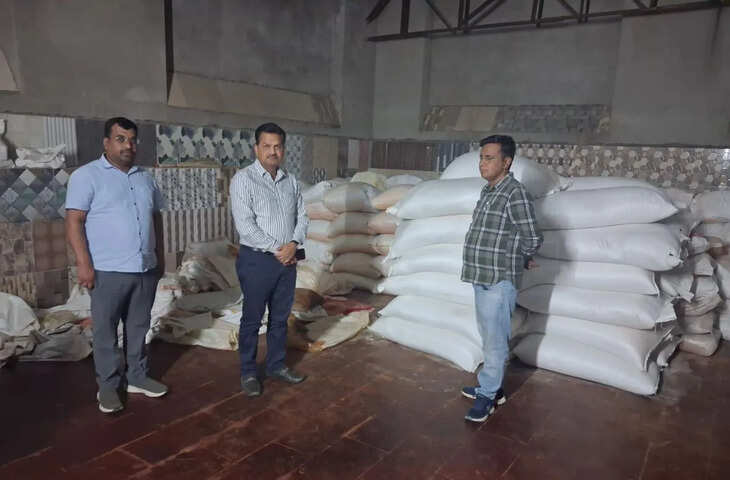 मिलावटखोरी पर बड़ा खुलासा: मिर्च पाउडर में &lsquo;चापड़&rsquo; और कृत्रिम रंग मिलाकर हो रहा था उत्पादन, 5480 किलो माल सीज