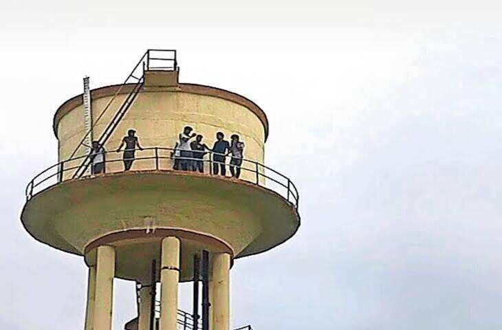 बारां में जलभराव से नाराज ग्रामीण पानी की टंकी पर चढ़े: स्कूल के सामने स्थायी समाधान की मांग, फुटेज में देंखे प्रशासन के आश्वासन पर खत्म हुआ प्रदर्शन