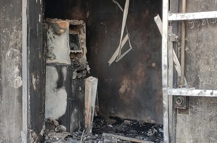 लूट में नाकाम बदमाशों ने आग के हवाले किया ATM! राख के ढेर में तब्दील हुए 37 लाख रूपए, जाने पूरा मामला&nbsp;