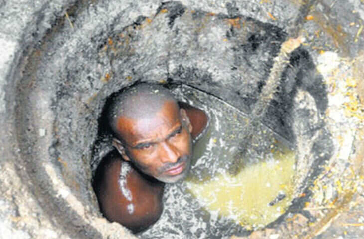 गरीबी की सबसे डरावनी तस्वीर! पेट की आग बुझाने गटर में उतरा मजदूर, वीडियो देख भर आईं आंखें