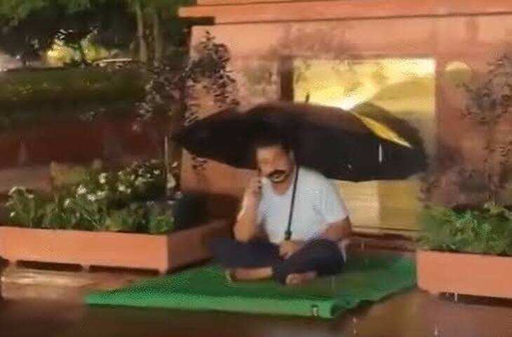 बारिश के बीच संसद के बाहर धरने पर बैठे चंद्रशेखर, वीडियो में बोले- 'लाठीचार्ज ने दिलाई जलियांवाला बाग की याद'