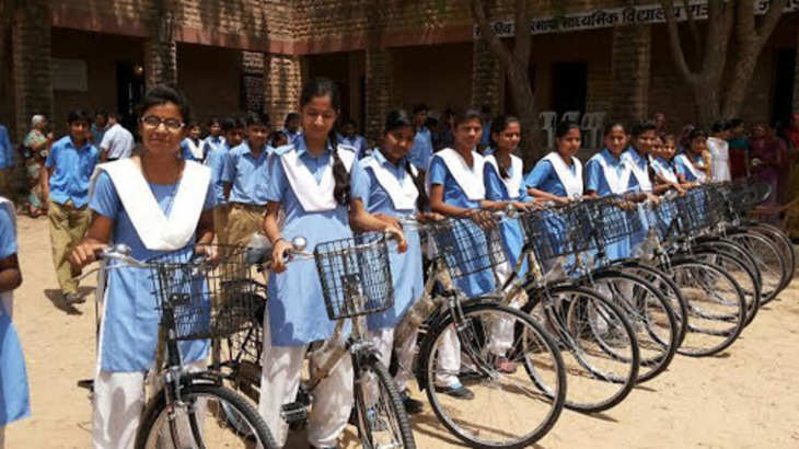 Bilaspur सेंदरी स्कूल : छात्राओं को साइकिल का भी वितरण हुआ,तिलक लगा कर छात्रों को कराया गया शाला प्रवेश