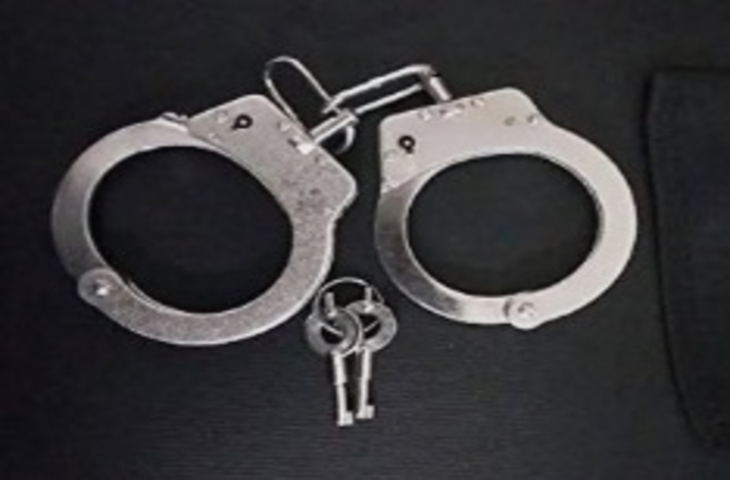 गोवा पुलिस ने अपनी प्रेमिका की कथित तौर पर हत्या करने के आरोप में 21 वर्षीय एक युवक को गिरफ्तार किया है।  एक वरिष्ठ पुलिस अधिकारी ने आईएएनएस को बताया कि यह घटना 29 अगस्त को उत्तरी गोवा के पोरवोरिम में हुई। आरोपी ने हत्&zwj;या के बाद शव को घटनास्थल से लगभग 80 किलोमीटर दूर पड़ोसी राज्य महाराष्ट्र के अंबोली घाट में फेंक दिया था।  अपनी प्रेमिका 30 वर्षीय कामाक्षी नाइक की हत्या करने के बाद आरोपी - जिसकी पहचान प्रकाश चुंचवाड के रूप में हुई - शव को महाराष्ट्र के अंबोली घाट में ले गया।  पुलिस अधिकारी ने कहा, 