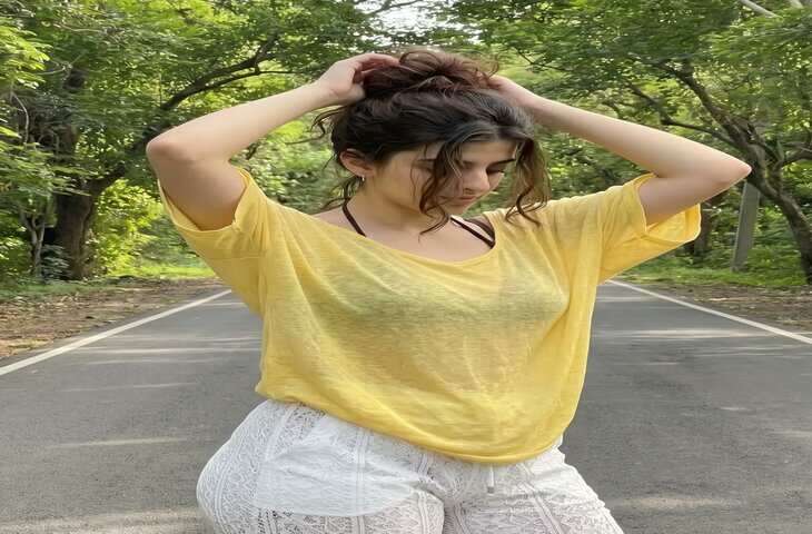 सुनसान मोड़ पर लड़की क्यों बना रही थी बाल? असली वजह जानकर उड़ जाएंगे होश