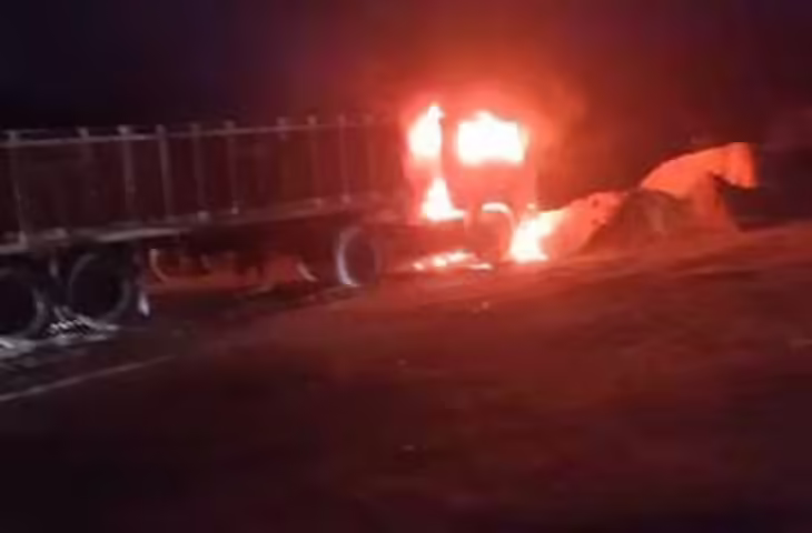 पार्किंग में खड़े ट्रेलर में लगी आग, केबिन में सो रहे ड्राइवर की दर्दनाक मौत, जांच में जुटी पुलिस