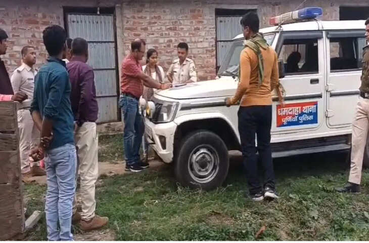 बिहार के पूर्णिया ज़िले में एक शर्मनाक घटना सामने आई है। यहाँ, अपनी बहू के साथ बलात्कार की असफल कोशिश के बाद, ससुर ने कथित तौर पर गला घोंटकर उसकी हत्या कर दी। इसके बाद, बेटे ने - अपने पिता को बचाने की कोशिश में - अपनी पत्नी का शव छिपाने में मदद की। पुलिस ने इस मामले में पति को गिरफ़्तार कर लिया है, जबकि आरोपी ससुर फ़िलहाल फ़रार है। पुलिस उसकी तलाश में लगातार छापेमारी कर रही है।  बताया जा रहा है कि यह घटना धमदाहा थाना क्षेत्र के अंतर्गत वार्ड नंबर 11, नेहरू चौक में हुई। रिपोर्टों के अनुसार, मधेपुरा ज़िले के बिहारीगंज थाना क्षेत्र के रामगंज की रहने वाली और स्वर्गीय मुखिया मेहता की बेटी अभिलाषा कुमारी की शादी, धमदाहा के रहने वाले टुनटुन मेहता के बेटे अभिषेक कुमार से लगभग आठ महीने पहले हुई थी।  यह भी पढ़ें: DGP की पोस्टिंग पर ध्यान नहीं, बंगाल सरकार लोगों को राज्यसभा भेजने में व्यस्त... CJI ने कड़ी टिप्पणी की 'मेरे पति ने मेरी ननद के साथ मेरी आँखों के सामने शारीरिक संबंध बनाए...'&mdash;शादीशुदा महिला रो पड़ी; अधिकारी उसकी आपबीती सुनकर दंग रह गए जबलपुर के इतिहास में पहली बार... 26 थाना प्रभारियों (SHOs) को एक साथ सज़ा मिली; SP ने ऐसी कार्रवाई क्यों की? **ससुर ने पहले भी बहू के साथ दुर्व्यवहार किया था**  मृतका के परिवार वालों का आरोप है कि शादी के कुछ ही समय बाद, उसके ससुर टुनटुन मेहता ने अपनी बहू के प्रति बुरी नीयत रखना शुरू कर दिया था। अभिलाषा ने इस बारे में अपने बड़े परिवार वालों से कई बार शिकायत की; हालाँकि, उसके रिश्तेदारों ने उसे केवल सलाह दी, उसे समझदारी से पेश आने और अपने ससुराल में ही रहने की नसीहत दी। परिवार का दावा है कि जैसे-जैसे बहू ने थोड़ा विरोध किया, ससुर का दुस्साहस और बढ़ता गया।  रिश्तेदारों के अनुसार, एक बार ससुर ने मौक़ा पाकर अपनी बहू के साथ बलात्कार किया। जब अभिलाषा ने इस घटना के बारे में अपने पति से शिकायत की, तो उसने उसका साथ देने के बजाय, उसे डाँटा और चुप करा दिया। बाद में, जब दुल्हन के परिवार वाले ससुराल पहुँचे और हंगामा किया, तो ससुर, टुनटुन मेहता ने वादा किया कि भविष्य में वे ऐसी कोई गलती दोबारा नहीं करेंगे। इस आश्वासन के बाद - और अपनी बेटी की शादी बचाने की कोशिश में - उसके परिवार वालों ने भी इस मामले को दबाने का फैसला किया। बहू की गला घोंटकर हत्या खबर है कि रविवार रात को ससुर ने एक बार फिर अपनी बहू के साथ गलत हरकत करने की कोशिश की। जब उसने विरोध किया, तो ससुर को गुस्सा आ गया और उन्होंने उसका गला घोंट दिया, जिससे उसकी मौत हो गई। घटना के बाद घर लौटने पर, उसके पति अभिषेक को पूरी बात पता चली कि क्या हुआ था। हालाँकि, अपने पिता के खिलाफ कार्रवाई करने के बजाय, उसने उन्हें बचाने की कोशिश की।  आरोप है कि परिवार का घर से थोड़ी दूरी पर एक पोल्ट्री फार्म भी है। पति ने अपनी पत्नी की लाश को एक हाथगाड़ी में लादा, उसे मुर्गियों के दाने की बोरी से ढका और छिपाने के लिए पोल्ट्री फार्म ले गया। पिता और बेटे ने पूरे दिन लाश को ठिकाने लगाने का मौका ढूँढ़ा, लेकिन उन्हें सही समय नहीं मिल पाया।  इस बीच, अपनी बेटी से लगातार संपर्क न हो पाने के कारण शक होने पर, मृतका की माँ ने परिवार के अन्य सदस्यों को सूचित किया। जब मृतका के मामा, गजेंद्र मेहता - अन्य रिश्तेदारों के साथ - उसके ससुराल पहुँचे, तो ससुराल वाले घर से गायब मिले। पति अभिषेक ने शुरू में दावा किया कि उसकी पत्नी मेले में घूमने गई थी और तब से लापता है।  अपने शक के आधार पर, रिश्तेदारों ने 112 डायल करके पुलिस से संपर्क किया। पुलिस के आने पर, पूछताछ के दौरान पति बार-बार अपने बयान बदलता रहा। हालाँकि, कड़ी पूछताछ के दौरान, उसने आखिरकार सच कबूल कर लिया। उसके द्वारा दी गई जानकारी के आधार पर, पुलिस ने पोल्ट्री फार्म से लाश बरामद कर ली, जहाँ उसे ज़मीन पर रखा गया था और मुर्गियों के दाने की बोरी से ढका हुआ था। चूँकि घटना को दो दिन बीत चुके थे, इसलिए लाश की हालत बिगड़ने लगी थी।  रिश्तेदारों ने बताया कि अभिलाषा चार महीने की गर्भवती थी। उसकी मौत के साथ ही उसके गर्भ में पल रहे बच्चे की भी मौत हो गई। पुलिस ने लाश का पोस्टमार्टम करवाकर उसे परिवार वालों को सौंप दिया है। मृतका की माँ द्वारा दर्ज कराई गई औपचारिक शिकायत के आधार पर, पति, सास और ससुर के खिलाफ हत्या का मामला दर्ज किया गया है। फिलहाल, पुलिस फरार ससुर टुनटुन मेहता को पकड़ने के लिए लगातार छापेमारी कर रही है।