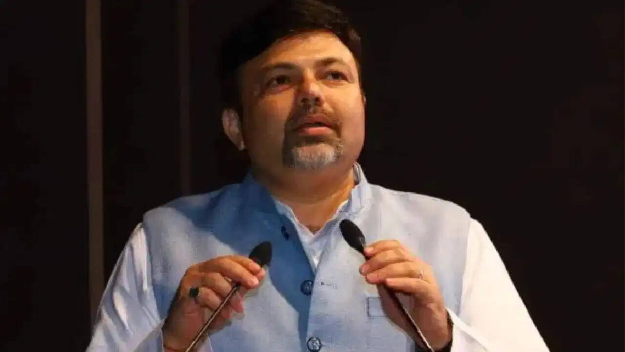 महाराष्ट्र राजनीति: विपक्षी विधायकों को शामिल करने पर बीजेपी विधायक ने उठाए सवाल