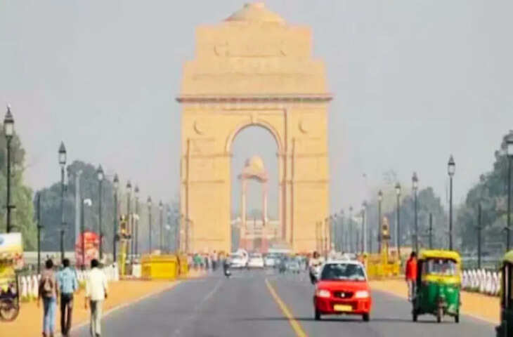 दिल्ली में कल तापमान में थोड़ी गिरावट देखी गई, क्योंकि एक पश्चिमी विक्षोभ के कारण शहर के कुछ हिस्सों में आसमान आंशिक रूप से बादलों से घिरा रहा। अधिकतम तापमान 35.8 डिग्री सेल्सियस रहा - जो सामान्य से सात डिग्री ज़्यादा था - हालाँकि यह बुधवार को दर्ज किए गए इस मौसम के सबसे ज़्यादा तापमान 36.8 डिग्री सेल्सियस से थोड़ा कम था। भारत मौसम विज्ञान विभाग (IMD) ने आने वाले दिनों में अधिकतम तापमान में गिरावट का अनुमान लगाया है, क्योंकि 14 मार्च से एक नया पश्चिमी विक्षोभ दिल्ली-NCR को प्रभावित करेगा, जिससे 15 मार्च को हल्की बूंदाबांदी की संभावना बढ़ जाएगी। IMD के अनुसार, आज - शुक्रवार को - तापमान कल, गुरुवार की तुलना में कम रहने की संभावना है।  आज, दिल्ली का अधिकतम तापमान सामान्य से काफी ज़्यादा - लगभग 5 डिग्री सेल्सियस या उससे ज़्यादा - यानी 34&deg;C से 36&deg;C के बीच रहने की उम्मीद है। वहीं, न्यूनतम तापमान भी सामान्य से काफी ज़्यादा रहेगा, जो औसत से 3.1&deg;C से 5.0&deg;C ज़्यादा होगा। इसका मतलब है कि न्यूनतम तापमान लगभग 16&deg;C से 18&deg;C ​​के आसपास रहेगा।  अनुमान के अनुसार, दिल्ली का अधिकतम तापमान 13 और 14 मार्च को 33&deg;C से 35&deg;C के बीच रहने की संभावना है, जबकि 15 मार्च को यह 30&deg;C से 32&deg;C के बीच हो सकता है। आसमान बादलों से घिरा रहने की संभावना है और हल्की बारिश की भी संभावना है, जिससे गर्मी से कुछ समय के लिए राहत मिलेगी। आज मौसम की स्थिति में कोई खास बदलाव होने की उम्मीद नहीं है।  मौसम वैज्ञानिकों ने क्या कहा? मौसम वैज्ञानिकों ने कहा कि पश्चिमी विक्षोभ आने वाले दिनों में, खासकर 15 मार्च को, तापमान में कुछ ठंडक लाएगा। गुरुवार को अधिकतम तापमान में थोड़ी गिरावट देखी गई, क्योंकि दो पश्चिमी विक्षोभों में से पहले का असर दिखना शुरू हो गया था। पश्चिमी विक्षोभ अपने साथ नमी लाएगा, जिसके परिणामस्वरूप आसमान बादलों से घिरा रहेगा। यदि यह सिस्टम ज़ोरदार साबित होता है, तो इससे मैदानी इलाकों में बारिश और पहाड़ी इलाकों में बर्फबारी हो सकती है।  वहीं, न्यूनतम तापमान 18.2 डिग्री सेल्सियस दर्ज किया गया, जो सामान्य से तीन डिग्री ज़्यादा था। पूर्वानुमान के अनुसार, 15 मार्च तक न्यूनतम तापमान 17 से 19 डिग्री सेल्सियस के बीच रहने की संभावना है। दिल्ली की हवा की गुणवत्ता में कुछ सुधार हुआ है; 24 घंटे का औसत वायु गुणवत्ता सूचकांक (AQI) 213 (खराब) है, जो बुधवार के 244 (खराब) से कम है।  इन राज्यों में मौसम कैसा रहेगा? भारत मौसम विज्ञान विभाग (IMD) ने कहा है कि 14 से 16 मार्च तक पंजाब, हरियाणा और चंडीगढ़ में; 15 और 16 मार्च को उत्तर प्रदेश में; और 14 और 15 मार्च को राजस्थान में गरज-चमक, बिजली गिरने और 30-50 किमी प्रति घंटे की रफ्तार से तेज़ हवाएँ चलने की संभावना है। यह ध्यान देने योग्य है कि IMD ने गुजरात के लिए लू की चेतावनी जारी की है। जम्मू और कश्मीर, हिमाचल प्रदेश और उत्तराखंड के लिए भी 'येलो अलर्ट' जारी किया गया है।  गुरुवार को, भारत के कई हिस्सों - जिनमें हरियाणा, दिल्ली, राजस्थान, पंजाब, गुजरात, अरुणाचल प्रदेश, उत्तर प्रदेश, उत्तराखंड, हिमाचल प्रदेश, मध्य प्रदेश, असम, मेघालय, जम्मू और कश्मीर, गोवा, महाराष्ट्र और छत्तीसगढ़ शामिल हैं - में अधिकतम तापमान सामान्य से 5.1 डिग्री सेल्सियस अधिक दर्ज किया गया।