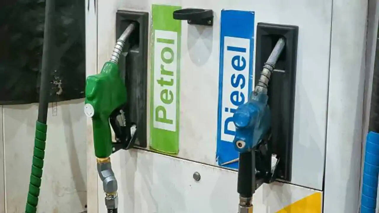 Petrol-Diesel Price: पेट्रोल-डीजल की कीमतों में आ सकती है बड़ी गिरावट, जानिए क्या है आज के ताजा भाव
