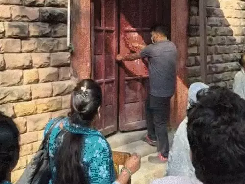 प्रयागराज में TGT-PGT भर्ती को लेकर छात्रों का हंगामा, बैरिकेडिंग तोड़कर शिक्षा निदेशालय में घुसे; कुर्सियां तोड़ीं