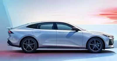 चीनी वाहन निर्माता ने मात्र 26 हजार डॉलर में Tesla से प्रेरित इलेक्ट्रिक कार लॉन्च की