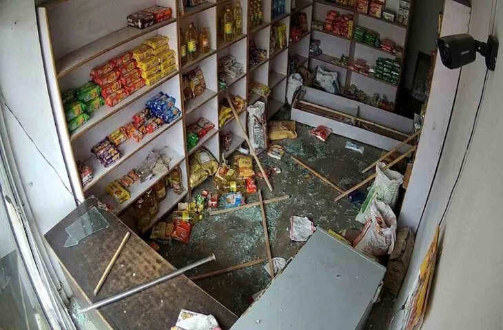 जयपुर में किराना शॉप में जमकर तोड़फोड़, वीडियो में देखें उधार सामान देने से मना करने पर सरीयों डंडो से हुआ हमला