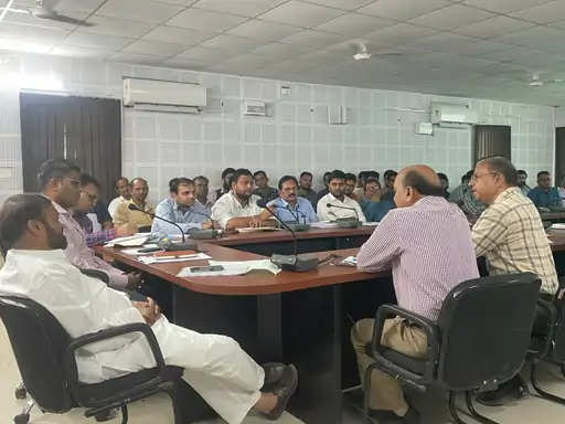 Jaipur डॉक्टरों के समय पर नहीं पहुंचने से नाराज विधायक : जिला स्वास्थ्य समिति की बैठक