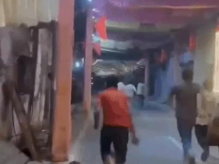 आगरा में गणेश पंडाल के बाहर भिड़े युवक, पथराव: लड़की के साथ देखने पर थप्पड़ मारने का बदला लेने पहुंचे 25 साथी